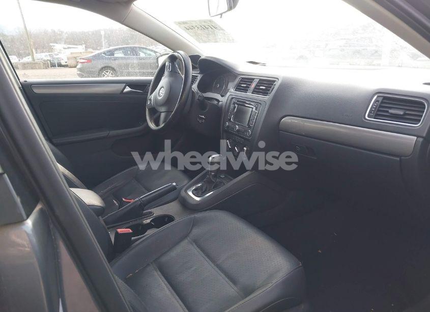Photo 5 of 2013 Volkswagen Jetta 2.0L TDI (VIN 3VWLL7AJ3DM375157)