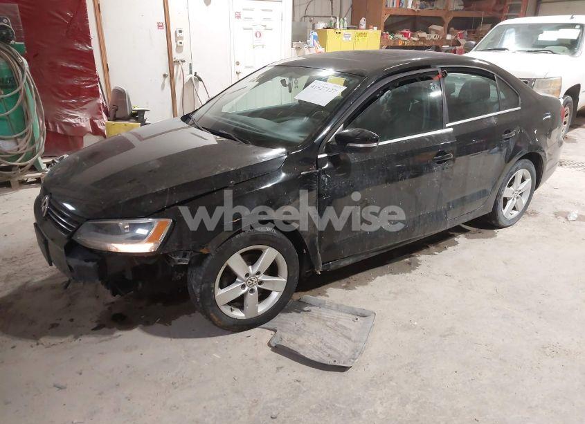 Photo 2 of 2013 Volkswagen Jetta 2.0L TDI (VIN 3VWLL7AJ3DM387003)