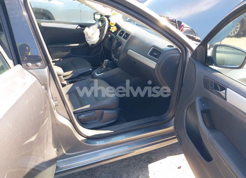 Photo 5 of 2012 Volkswagen Jetta 2.0L TDI (VIN 3VWLL7AJ4CM025566)