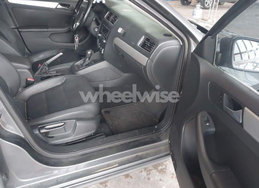 Photo 5 of 2012 Volkswagen Jetta 2.0L TDI (VIN 3VWLL7AJ4CM415535)