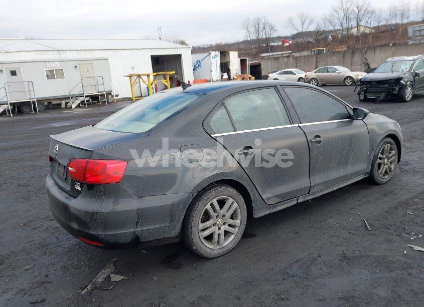 Photo 4 of 2013 Volkswagen Jetta 2.0L TDI (VIN 3VWLL7AJ4DM394574)
