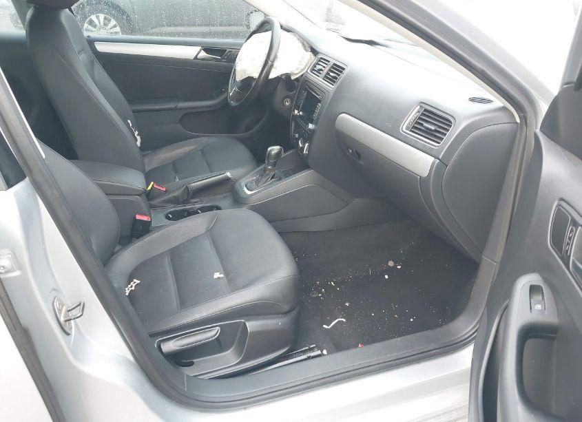 Photo 5 of 2011 Volkswagen Jetta 2.0L TDI (VIN 3VWLL7AJ5BM053472)