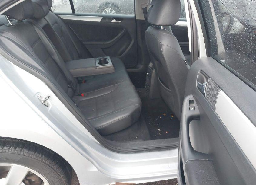 Photo 8 of 2011 Volkswagen Jetta 2.0L TDI (VIN 3VWLL7AJ5BM053472)