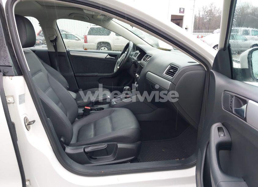 Photo 5 of 2011 Volkswagen Jetta 2.0L TDI (VIN 3VWLL7AJ5BM092188)