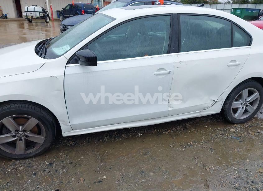 Photo 6 of 2011 Volkswagen Jetta 2.0L TDI (VIN 3VWLL7AJ5BM092188)