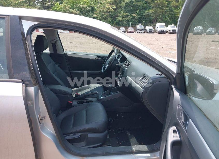 Photo 5 of 2012 Volkswagen Jetta TDI (VIN 3VWLL7AJ5CM081631)