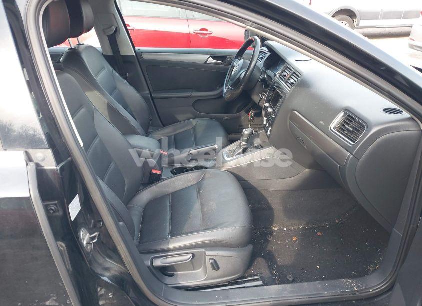 Photo 5 of 2013 Volkswagen Jetta 2.0L TDI (VIN 3VWLL7AJ5DM387729)