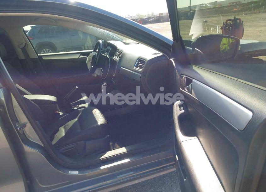 Photo 5 of 2012 Volkswagen Jetta 2.0L TDI (VIN 3VWLL7AJ6CM349747)