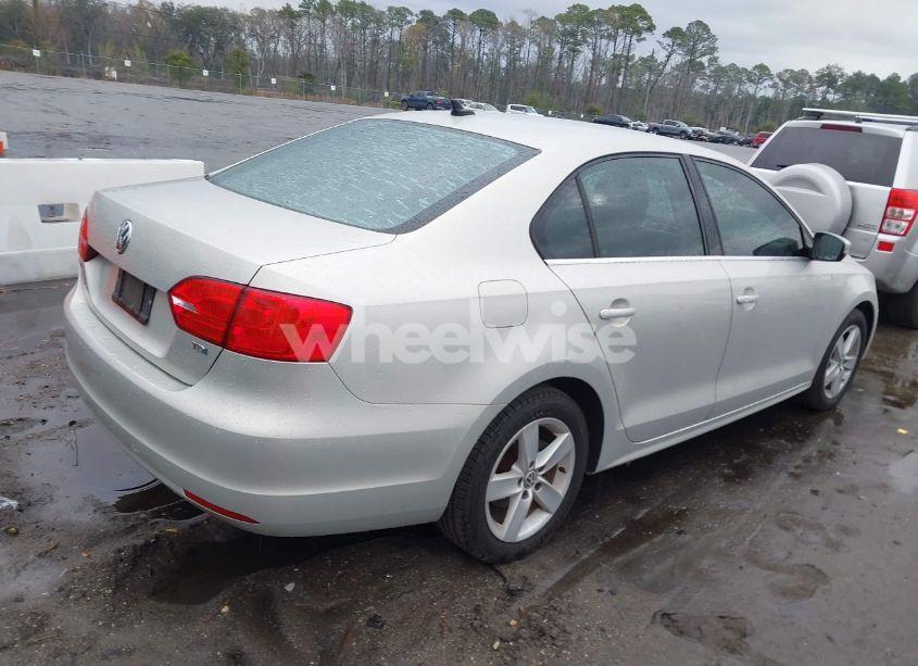 Photo 4 of 2011 Volkswagen Jetta 2.0L TDI (VIN 3VWLL7AJ7BM082097)
