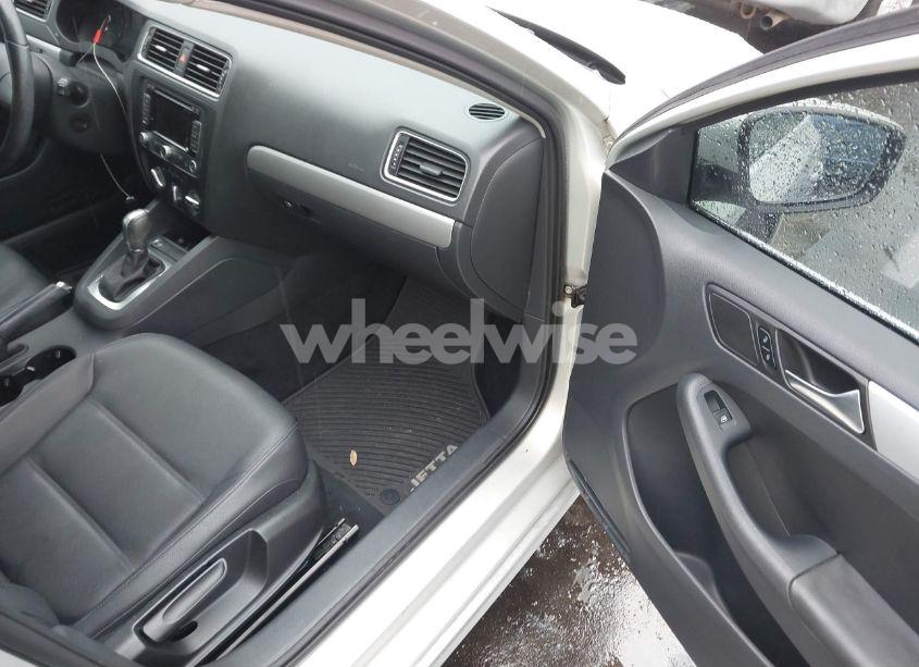 Photo 5 of 2011 Volkswagen Jetta 2.0L TDI (VIN 3VWLL7AJ7BM082097)