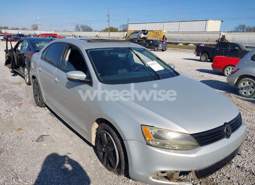 2011 Volkswagen Jetta 2.0L TDI (VIN 3VWLL7AJ7BM094041) main photo