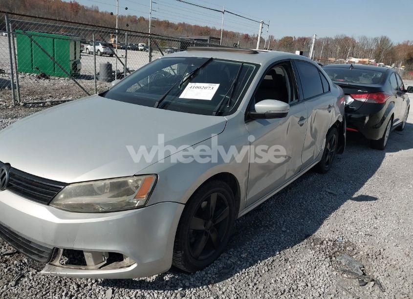 Photo 2 of 2011 Volkswagen Jetta 2.0L TDI (VIN 3VWLL7AJ7BM094041)