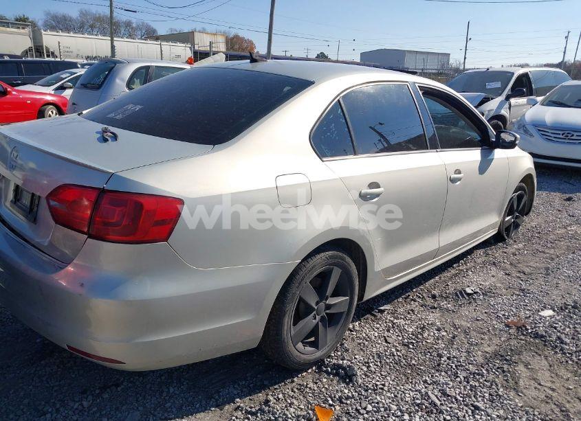 Photo 4 of 2011 Volkswagen Jetta 2.0L TDI (VIN 3VWLL7AJ7BM094041)