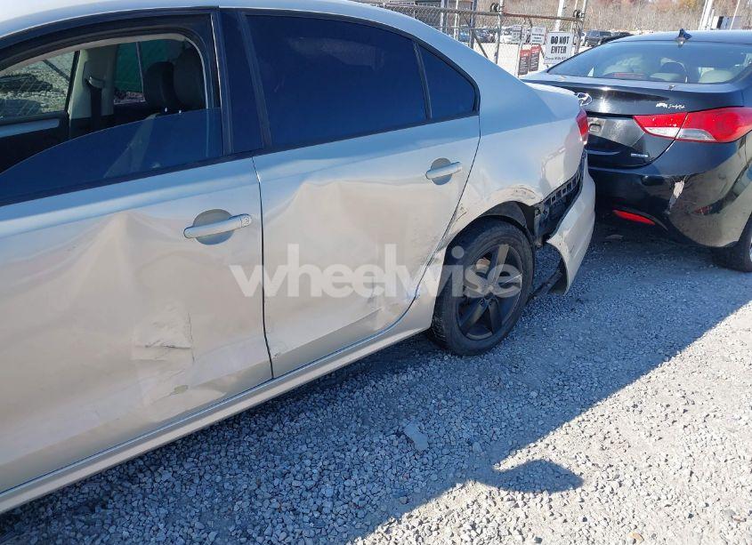 Photo 6 of 2011 Volkswagen Jetta 2.0L TDI (VIN 3VWLL7AJ7BM094041)