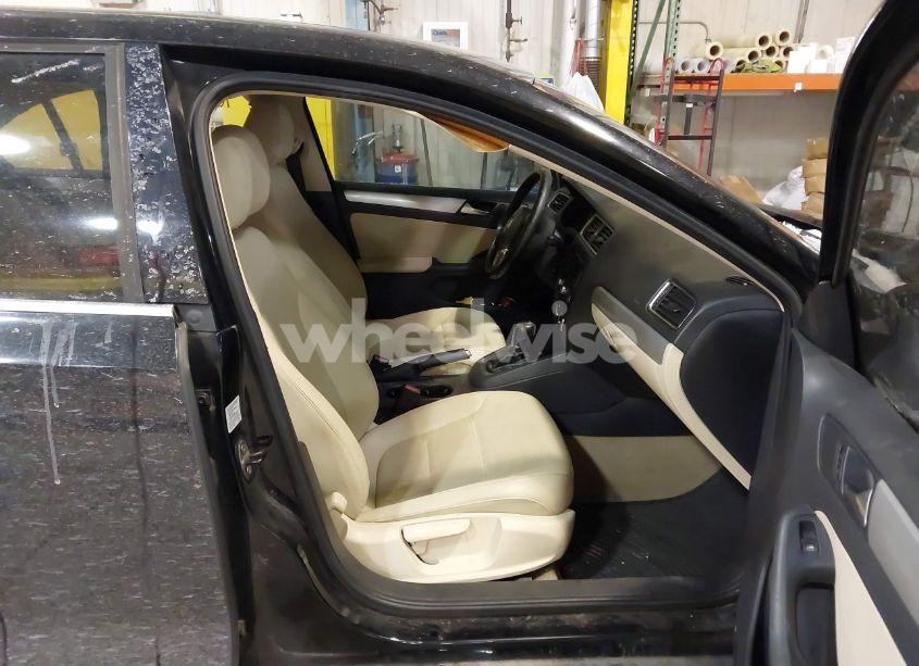 Photo 5 of 2012 Volkswagen Jetta 2.0L TDI (VIN 3VWLL7AJ7CM363933)