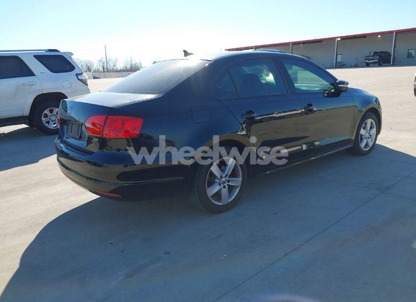 Photo 4 of 2011 Volkswagen Jetta 2.0L TDI (VIN 3VWLL7AJ8BM053370)