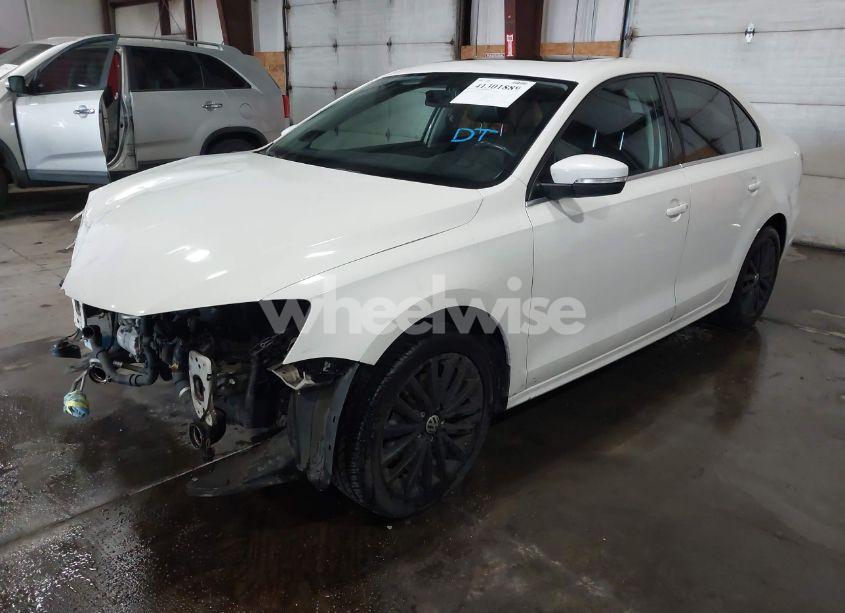 Photo 2 of 2013 Volkswagen Jetta 2.0L TDI (VIN 3VWLL7AJ8DM280979)