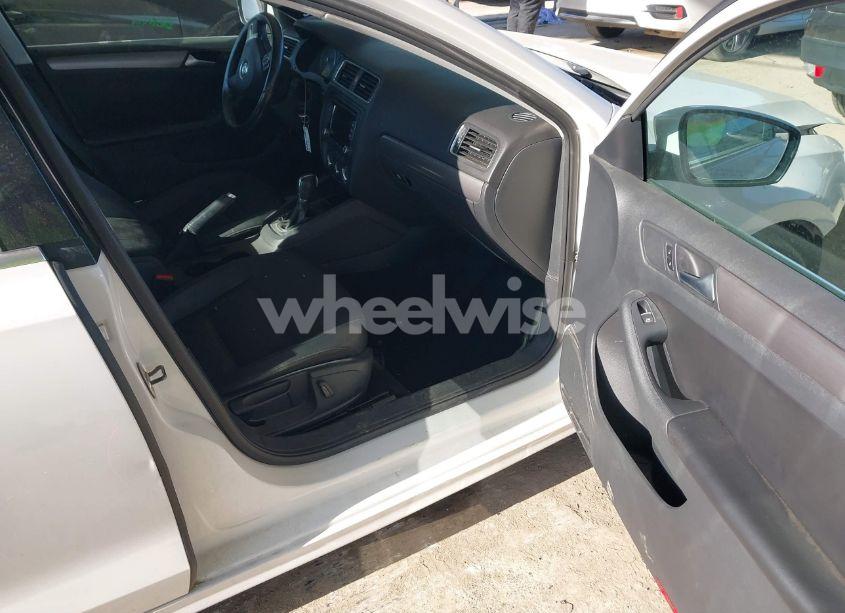 Photo 5 of 2013 Volkswagen Jetta 2.0L TDI (VIN 3VWLL7AJ8DM411442)