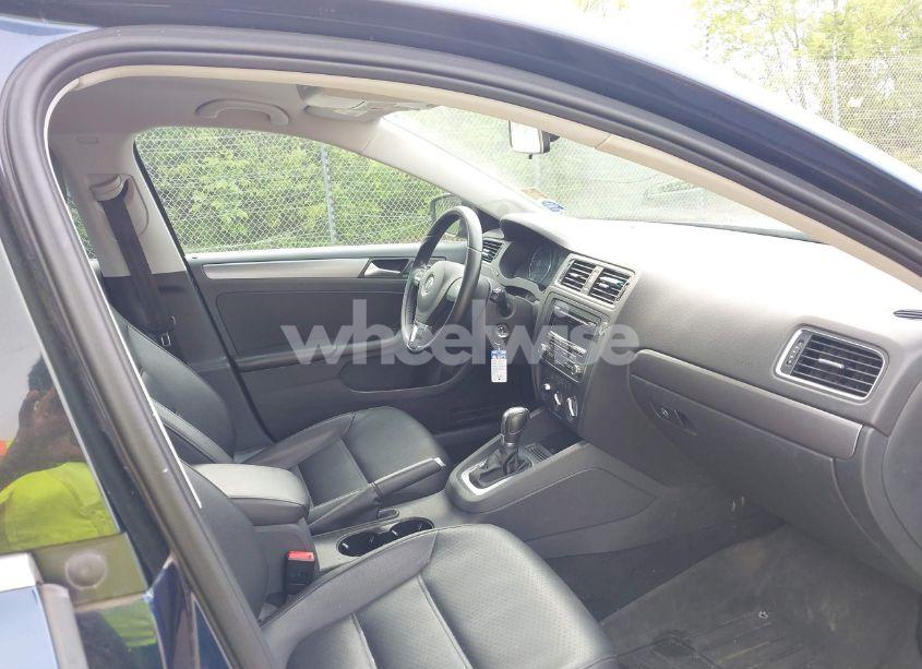 Photo 5 of 2014 Volkswagen Jetta 2.0L TDI (VIN 3VWLL7AJ8EM266890)