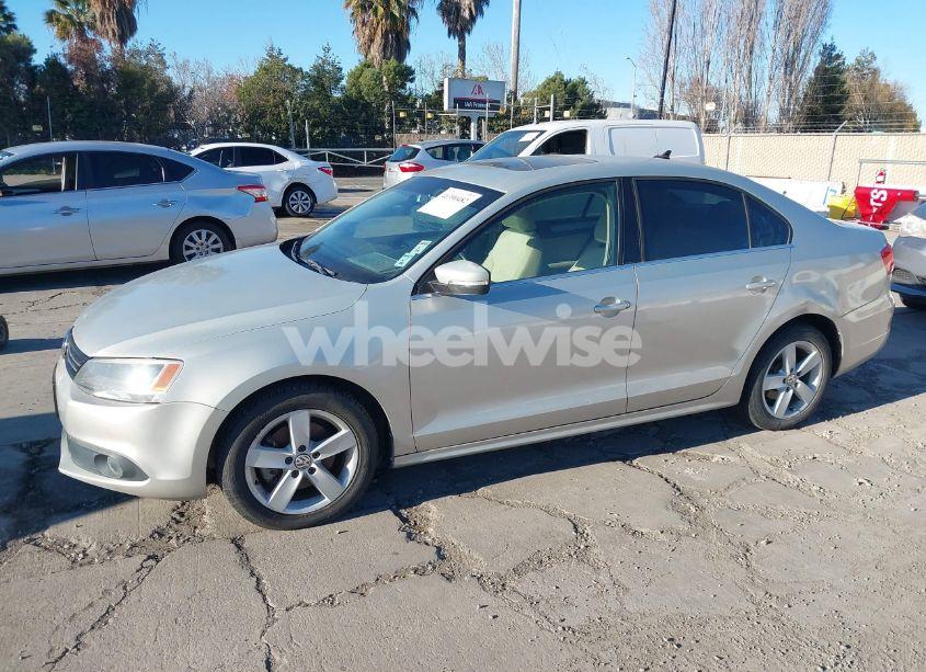 Photo 2 of 2012 Volkswagen Jetta 2.0L TDI (VIN 3VWLL7AJ9CM314572)