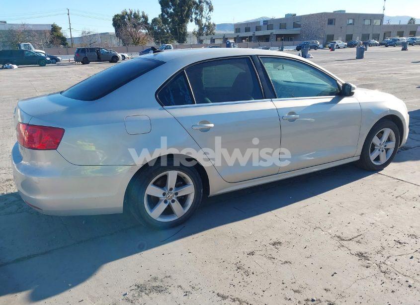 Photo 4 of 2012 Volkswagen Jetta 2.0L TDI (VIN 3VWLL7AJ9CM314572)