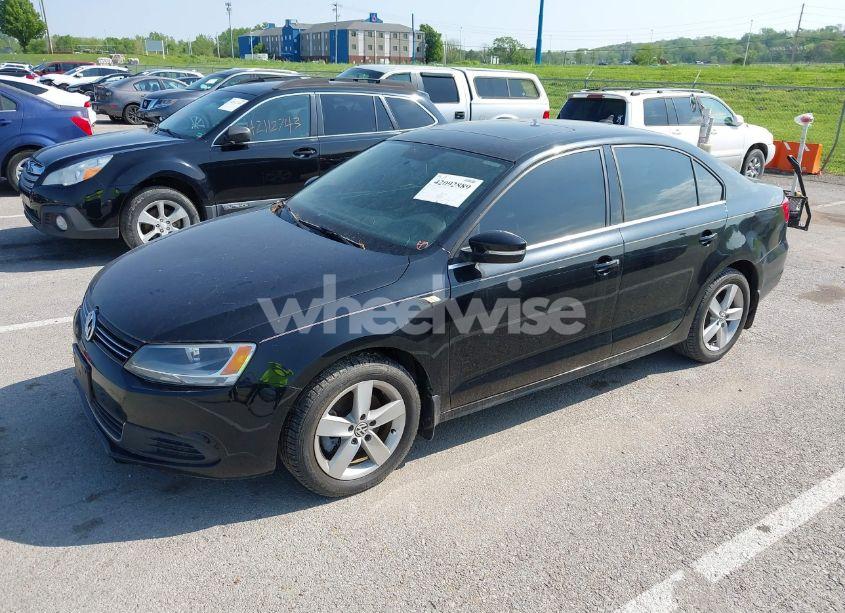 Photo 2 of 2013 Volkswagen Jetta 2.0L TDI (VIN 3VWLL7AJ9DM368679)