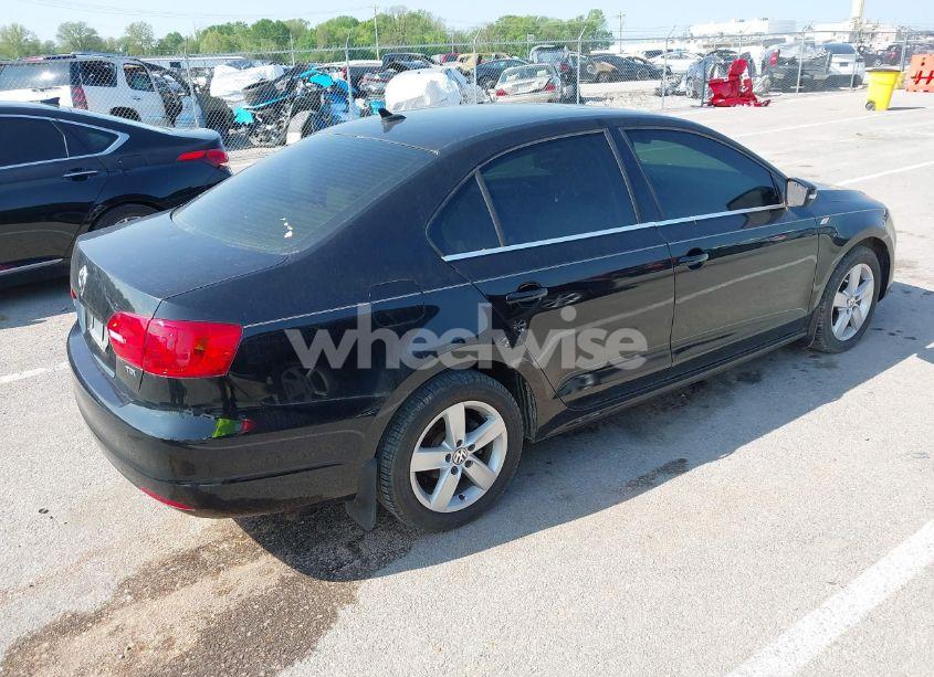 Photo 4 of 2013 Volkswagen Jetta 2.0L TDI (VIN 3VWLL7AJ9DM368679)