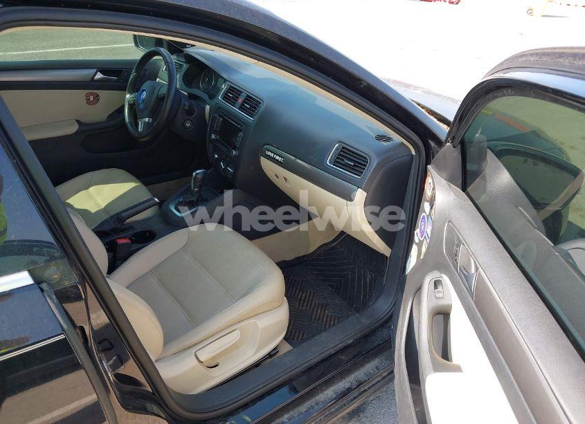 Photo 5 of 2013 Volkswagen Jetta 2.0L TDI (VIN 3VWLL7AJ9DM368679)