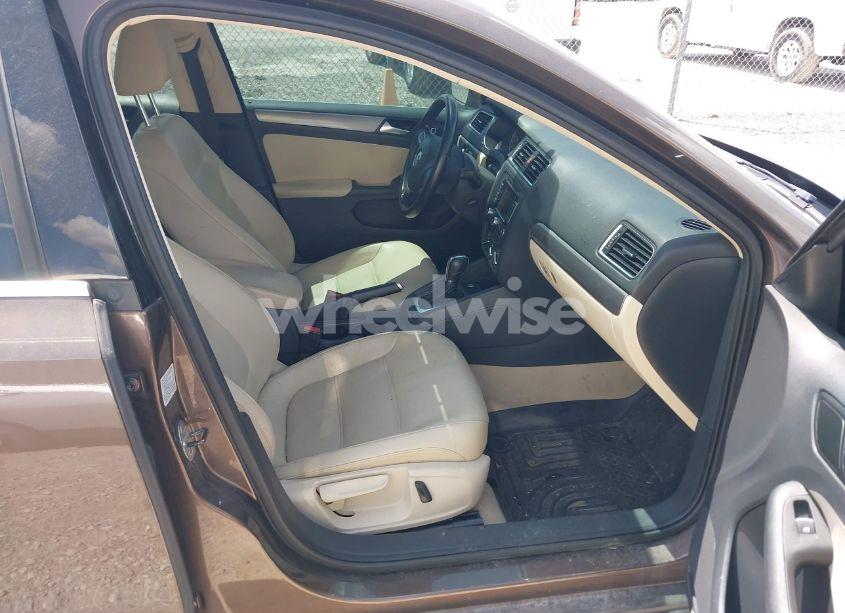 Photo 5 of 2014 Volkswagen Jetta 2.0L TDI (VIN 3VWLL7AJ9EM376153)