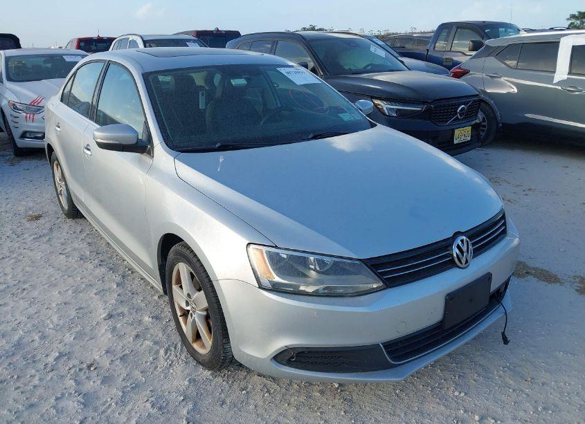 2014 Volkswagen Jetta 2.0L TDI (VIN 3VWLL7AJXEM361189) main photo