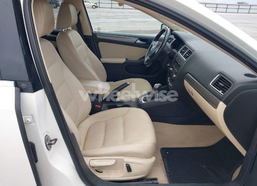 Photo 5 of 2014 Volkswagen Jetta 2.0L TDI (VIN 3VWLL7AJXEM372547)