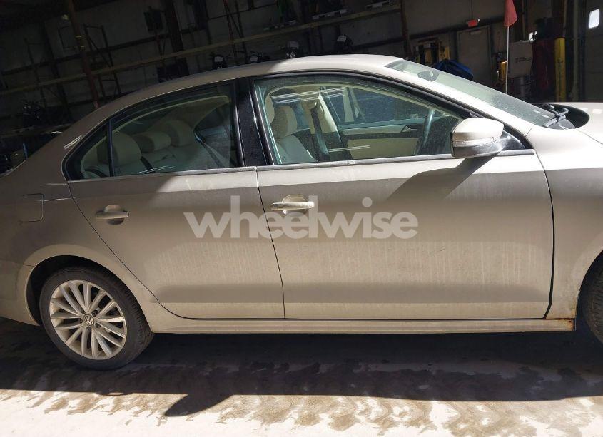 Photo 13 of 2012 Volkswagen Jetta 2.5L SEL (VIN 3VWLP7AJ2CM473972)