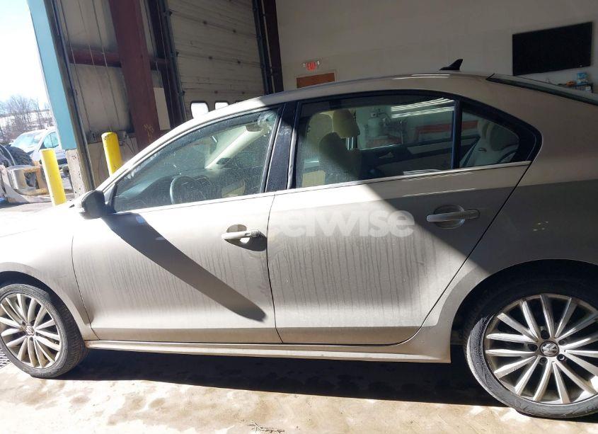 Photo 14 of 2012 Volkswagen Jetta 2.5L SEL (VIN 3VWLP7AJ2CM473972)