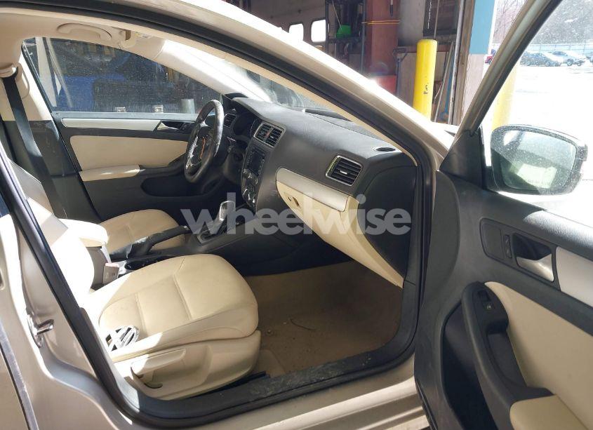 Photo 5 of 2012 Volkswagen Jetta 2.5L SEL (VIN 3VWLP7AJ2CM473972)
