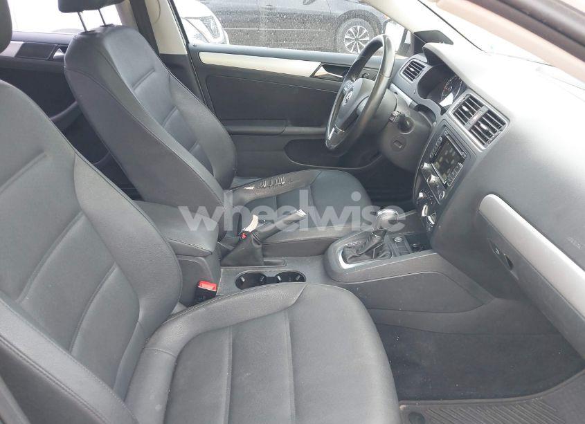 Photo 5 of 2012 Volkswagen Jetta 2.5L SEL (VIN 3VWLP7AJ3CM325796)