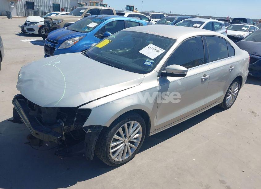 Photo 2 of 2012 Volkswagen Jetta 2.5L SEL (VIN 3VWLP7AJ5CM304612)