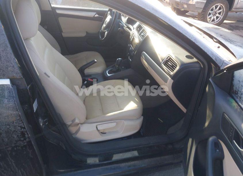Photo 5 of 2012 Volkswagen Jetta 2.5L SEL (VIN 3VWLP7AJ8CM008418)