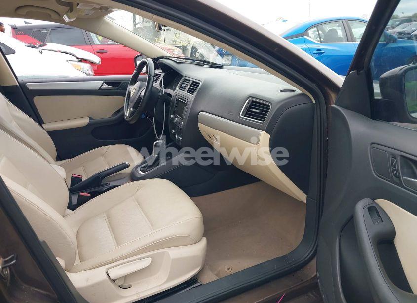 Photo 5 of 2012 Volkswagen Jetta 2.5L SEL (VIN 3VWLP7AJXCM418461)