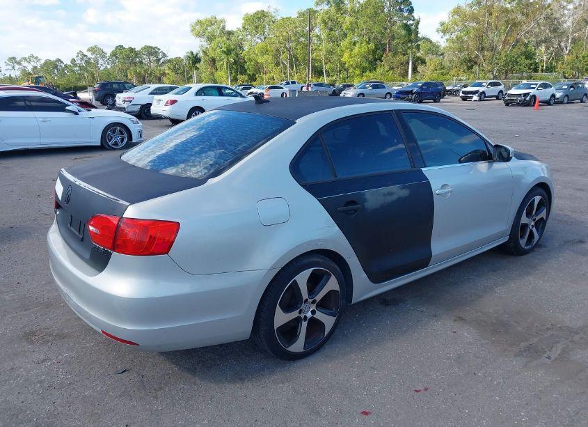 Photo 4 of 2011 Volkswagen Jetta 2.5L SEL (VIN 3VWLX7AJ1BM328601)