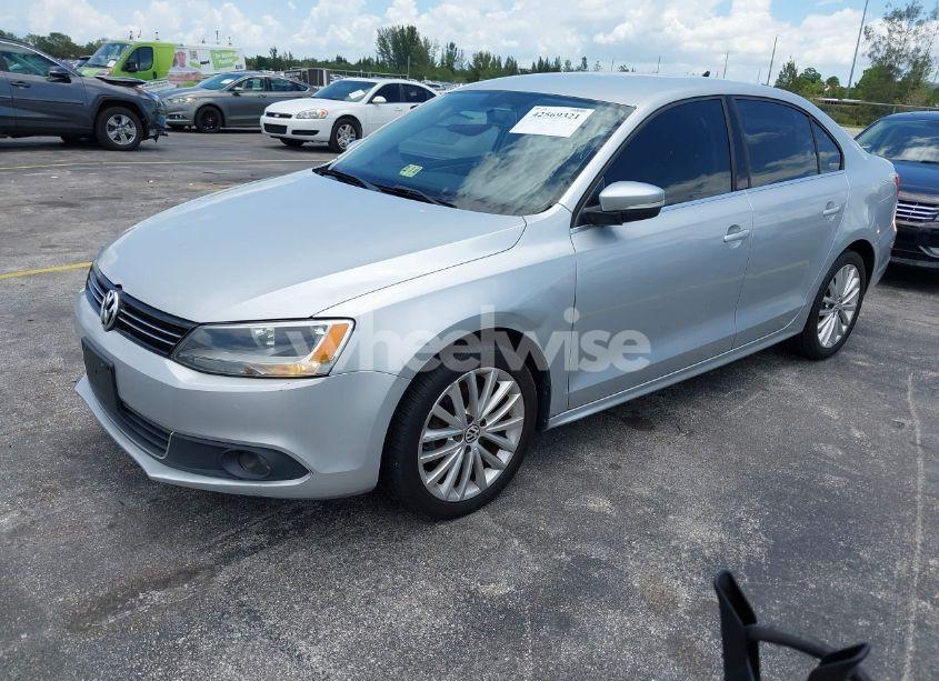 Photo 2 of 2011 Volkswagen Jetta 2.5L SEL (VIN 3VWLX7AJ1BM352557)