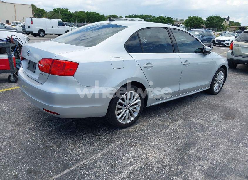 Photo 4 of 2011 Volkswagen Jetta 2.5L SEL (VIN 3VWLX7AJ1BM352557)