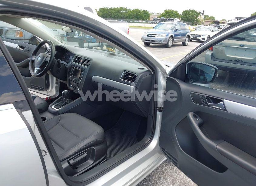 Photo 5 of 2011 Volkswagen Jetta 2.5L SEL (VIN 3VWLX7AJ1BM352557)