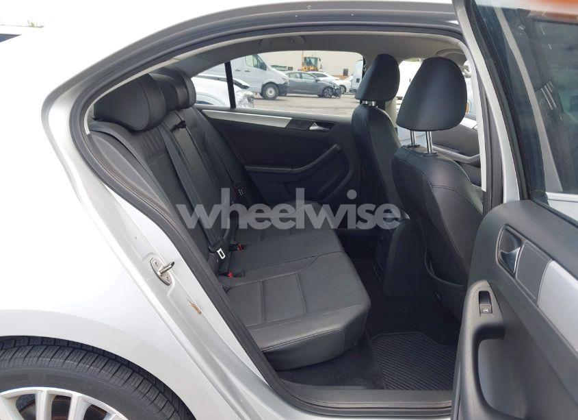 Photo 8 of 2011 Volkswagen Jetta 2.5L SEL (VIN 3VWLX7AJ1BM352557)