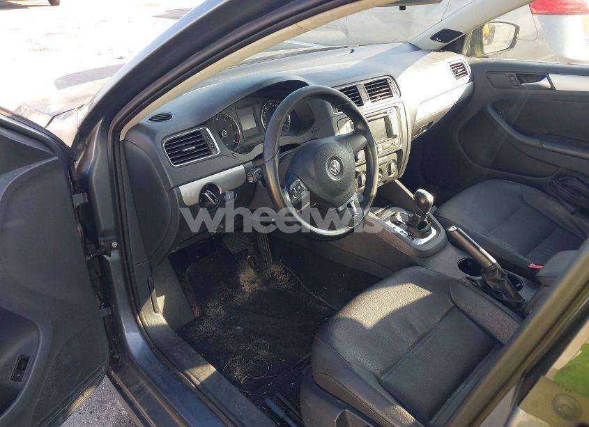 Photo 5 of 2012 Volkswagen Jetta 2.5L SEL (VIN 3VWLX7AJ1CM388024)