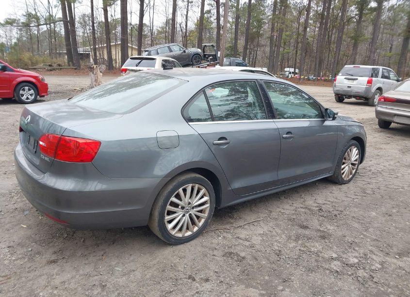 Photo 4 of 2011 Volkswagen Jetta 2.5L SEL (VIN 3VWLX7AJ2BM358075)