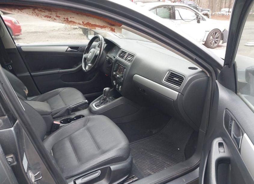 Photo 5 of 2011 Volkswagen Jetta 2.5L SEL (VIN 3VWLX7AJ2BM358075)