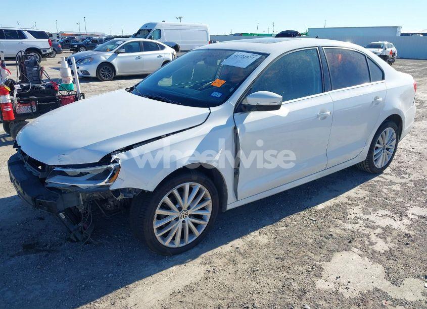 Photo 2 of 2012 Volkswagen Jetta 2.5L SEL (VIN 3VWLX7AJ4CM323376)