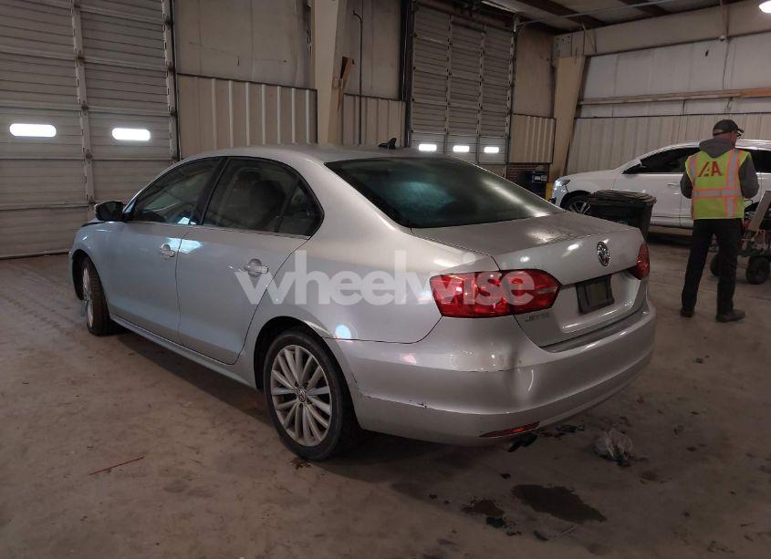 Photo 3 of 2012 Volkswagen Jetta 2.5L SEL (VIN 3VWLX7AJ4CM344390)