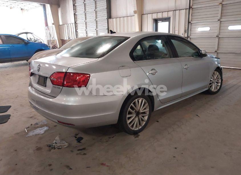 Photo 4 of 2012 Volkswagen Jetta 2.5L SEL (VIN 3VWLX7AJ4CM344390)