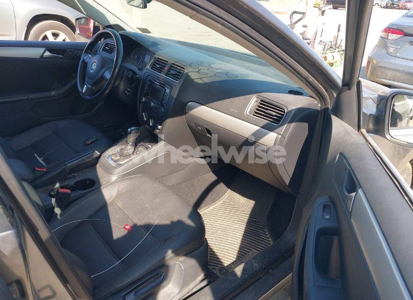 Photo 5 of 2012 Volkswagen Jetta 2.5L SEL (VIN 3VWLX7AJ4CM471141)